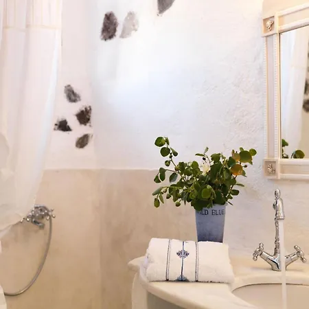 Magnificent Santorini Villas | 6 Bedrooms | Zoldyk Houses | Spacious Terrace With Courtyard Views | ヴィラ